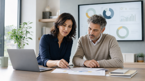 Directora financiera externa analizando la información financiera con el CEO de una pyme.
